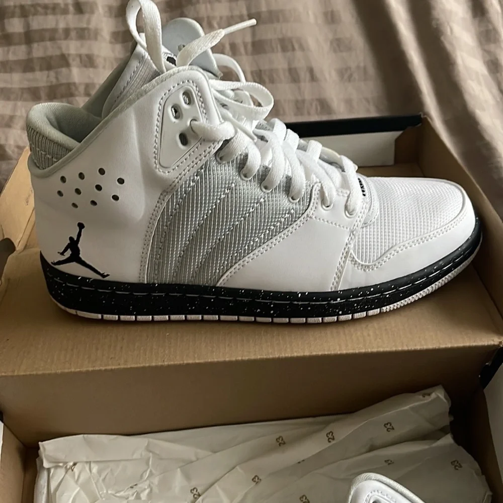 AirJordans size 7.5 in men or 9 in women very good condition - Picture 2 of 6